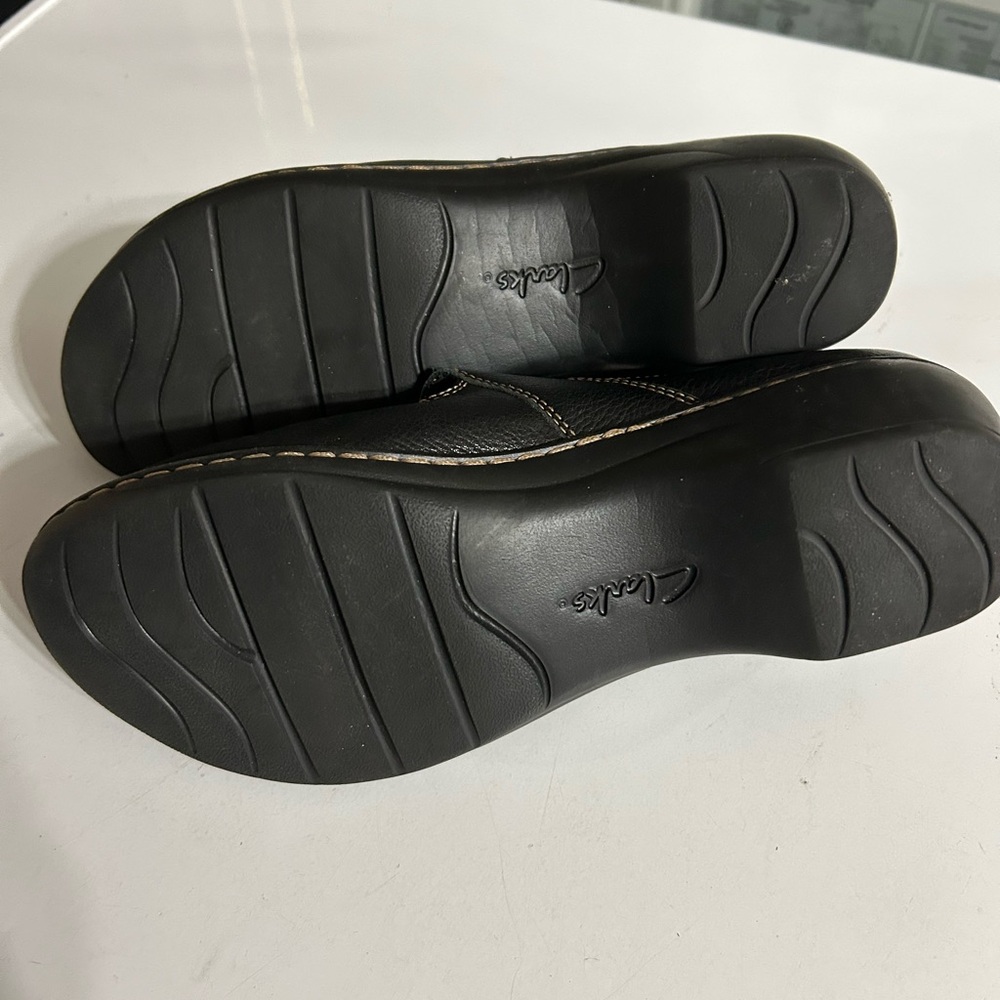 Clark’s bendable Black Leather Mary Jane Shoes with Gold Accents, size 8M - Picture 7 of 10